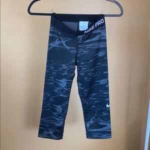 NIKE Pro Capri Tights